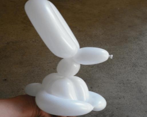 Use the long balloon DIY bunny steps